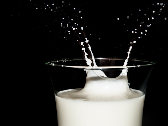 Esto es lo que les pasó a unos políticos que bebieron leche cruda Esto es lo que les pasó a unos políticos que bebieron leche cruda