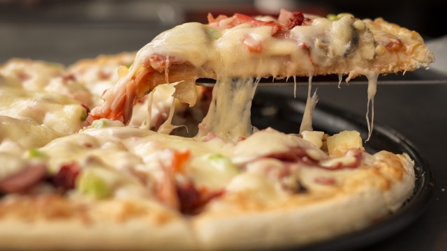 Una mujer llama a la Policía tras ver lo que había en su pizza Una mujer llama a la Policía tras ver lo que había en su pizza