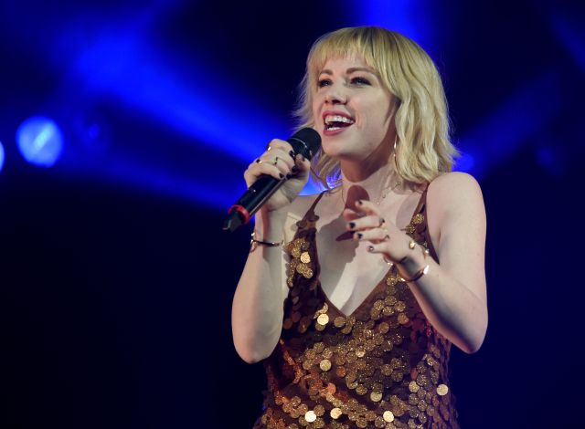 Carly Rae Jepsen reaparece irreconocible para sus conciertos veraniegos Carly Rae Jepsen reaparece irreconocible para sus conciertos veraniegos