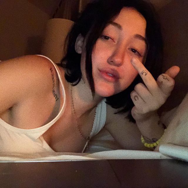 Noah Cyrus, la hermana de Miley, sube una foto rodeada de marihuana Noah Cyrus, la hermana de Miley, sube una foto rodeada de marihuana