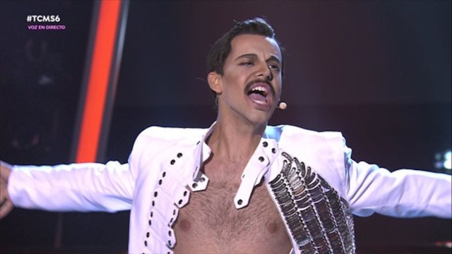 Agoney impresiona con su imitación de Freddie Mercury a pecho descubierto Agoney impresiona con su imitación de Freddie Mercury a pecho descubierto