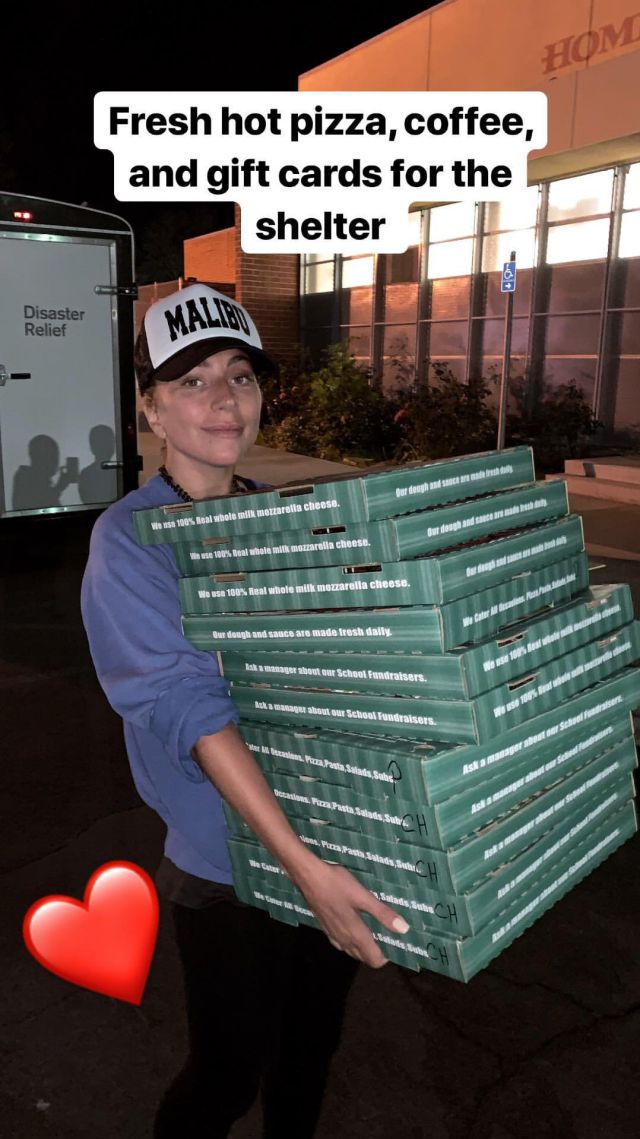 Lady Gaga lleva pizza y café a los evacuados por los incendios de California Lady Gaga lleva pizza y café a los evacuados por los incendios de California
