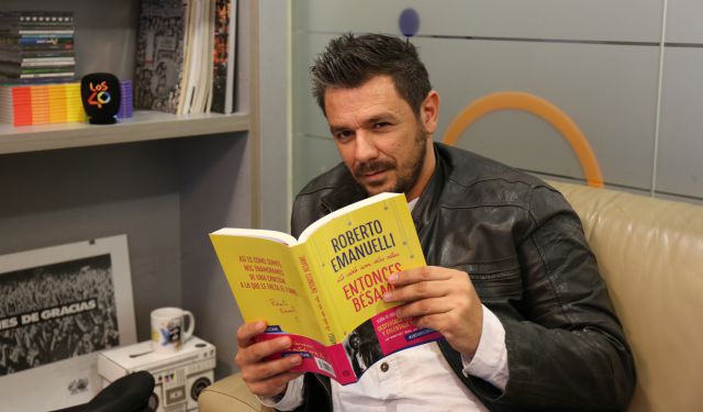 Roberto Emanuelli: Música, blog y sentimientos. La historia de un músico que acabó escribiendo novelas de amor Roberto Emanuelli: Música, blog y sentimientos. La historia de un músico que acabó escribiendo novelas de amor