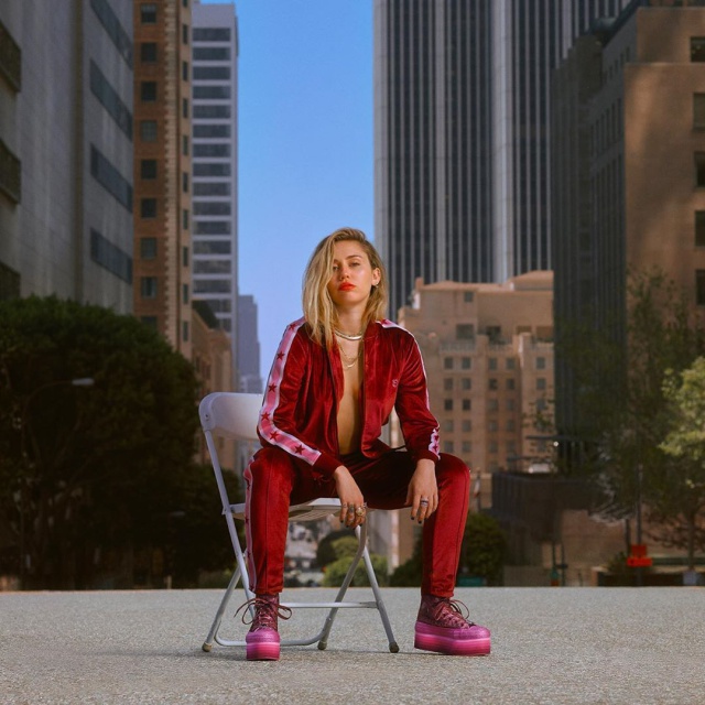 De qué huye Miley Cyrus en ‘Nothing Breaks Like a Heart’ De qué huye Miley Cyrus en ‘Nothing Breaks Like a Heart’