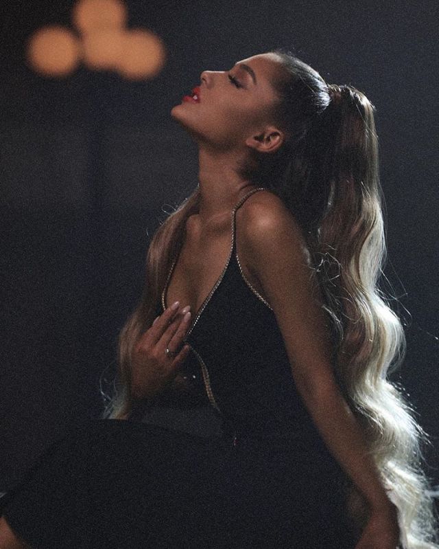 Ariana Grande vuelca su estado de ánimo en la decoración navideña Ariana Grande vuelca su estado de ánimo en la decoración navideña