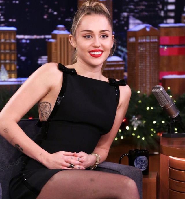 Miley Cyrus crea una versión feminista del villancico ‘Santa Baby’ Miley Cyrus crea una versión feminista del villancico ‘Santa Baby’
