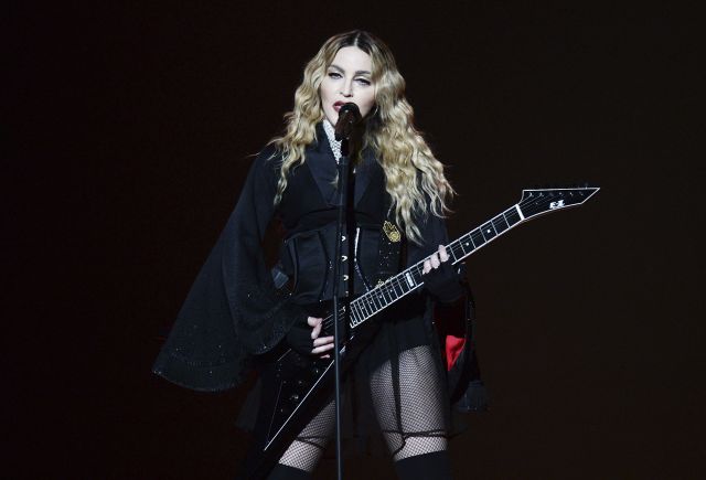 Madonna da la bienvenida al 2019 con una actuación sorpresa junto a su hijo Madonna da la bienvenida al 2019 con una actuación sorpresa junto a su hijo