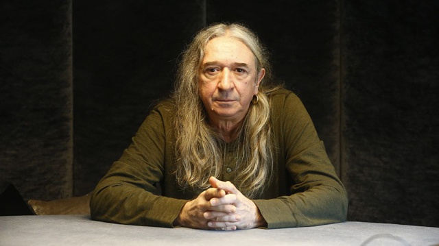 ¿Qué hace Rosendo tocando ante una tumba? ¿Qué hace Rosendo tocando ante una tumba?