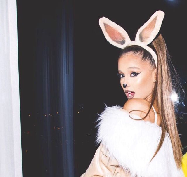 Ariana Grande se tatúa un pokémon en el brazo Ariana Grande se tatúa un pokémon en el brazo
