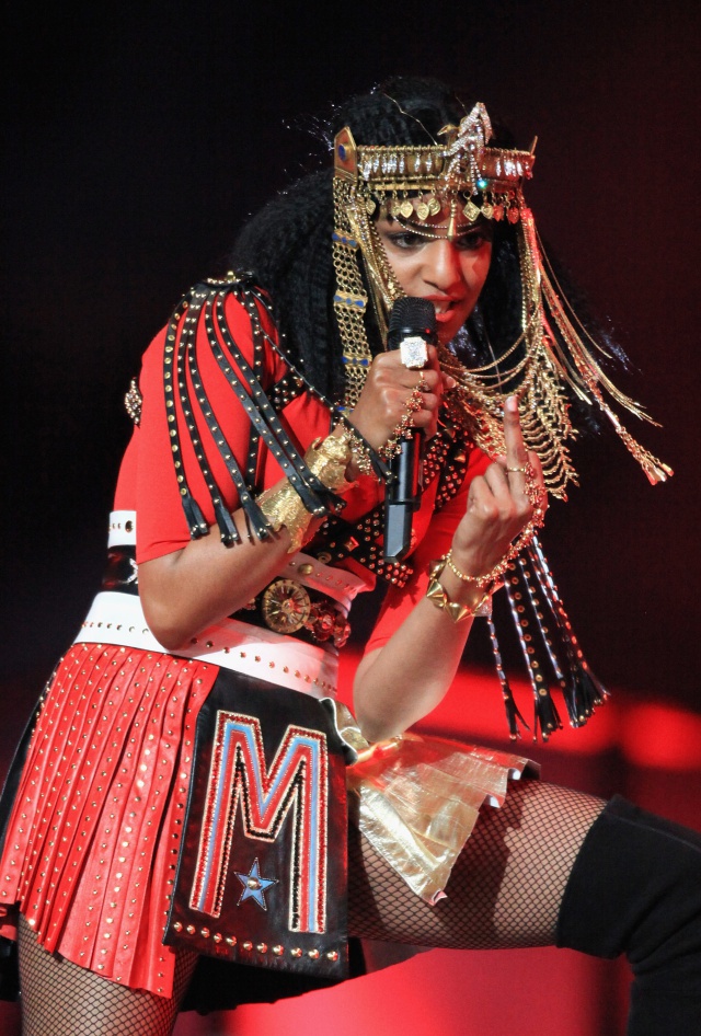 La polémica racial no es la primera en la NFL, M.I.A lanzó una peineta en plena Super Bowl hace siete años La polémica racial no es la primera en la NFL, M.I.A lanzó una peineta en plena Super Bowl hace siete años