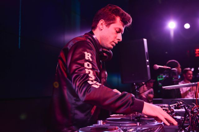 Mark Ronson es parte de la ‘Royal Family of Rock’ y su historia da para una novela de enredos Mark Ronson es parte de la ‘Royal Family of Rock’ y su historia da para una novela de enredos