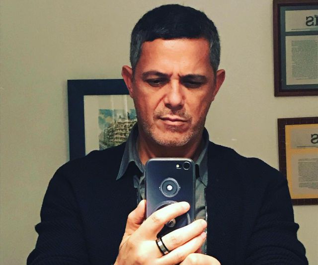 Alejandro Sanz muestra lo que pasa en el interior de una guitarra con una canción disney Alejandro Sanz muestra lo que pasa en el interior de una guitarra con una canción disney