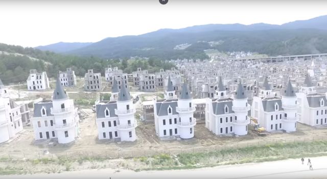¿Fantasía o terror? Conoce los 300 castillos fantasma de estilo Disney de Turquía ¿Fantasía o terror? Conoce los 300 castillos fantasma de estilo Disney de Turquía