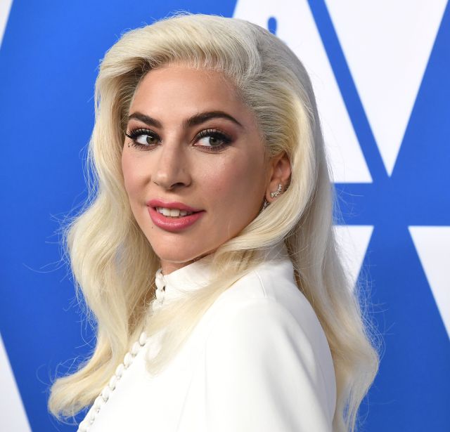 Lady Gaga mirando de reojo el móvil de un compañero nos representa Lady Gaga mirando de reojo el móvil de un compañero nos representa