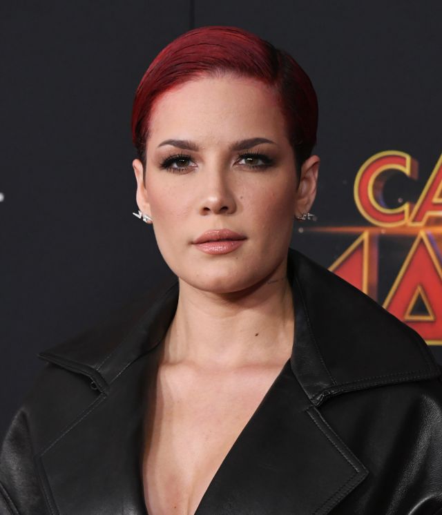 Halsey celebra una llamada de negocios con un twerk lleno de amor Halsey celebra una llamada de negocios con un twerk lleno de amor