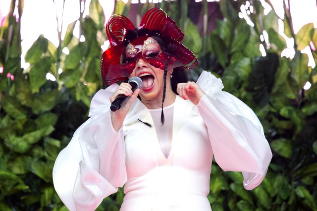 Björk se suma a la moda vintage y reedita todos sus discos en cassettes de colores Björk se suma a la moda vintage y reedita todos sus discos en cassettes de colores