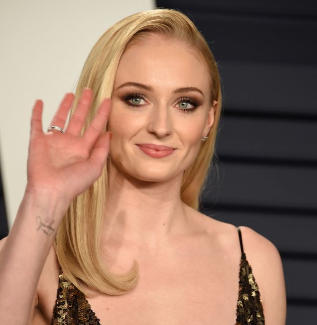 Aunque Sophie Turner es una Stark, bebe vino como una Lannister Aunque Sophie Turner es una Stark, bebe vino como una Lannister