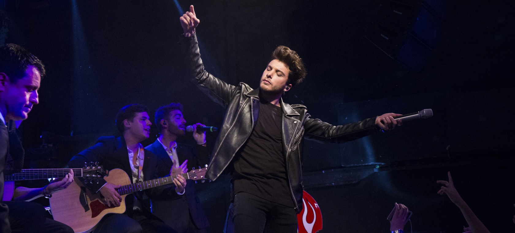 Blas Cantó emociona al ritmo de ‘Shallow’ y de ‘Él No Soy Yo’ en LOS40 Stage Blas Cantó emociona al ritmo de ‘Shallow’ y de ‘Él No Soy Yo’ en LOS40 Stage