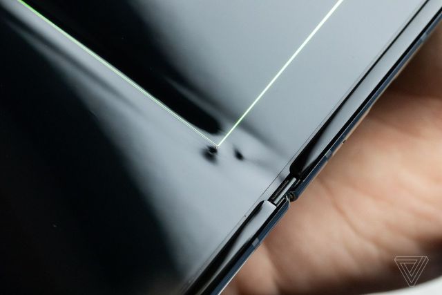 Samsung revisará las fallas en sus teléfonos plegables y pidió que no retiren el film que protege las pantallas