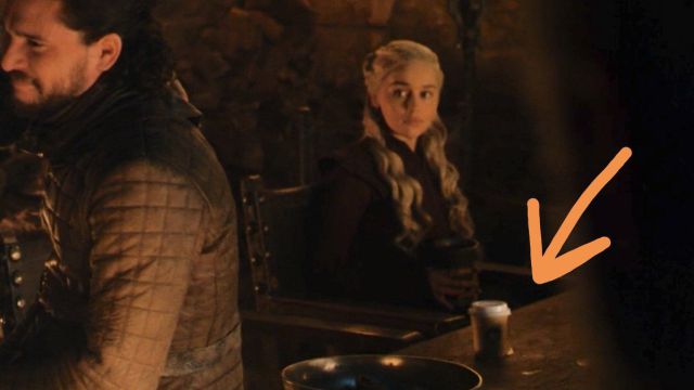 A ‘Juego de tronos’ se le cuela un vaso de Starbucks en una escena cumbre: aquí la explicación A ‘Juego de tronos’ se le cuela un vaso de Starbucks en una escena cumbre: aquí la explicación