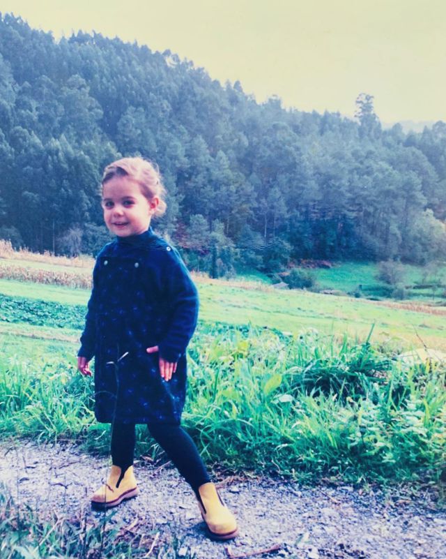 Podemos adivinar quién es esta triunfita de niña por el paisaje Podemos adivinar quién es esta triunfita de niña por el paisaje