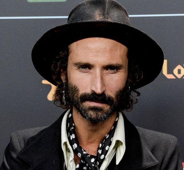 Leiva y Alfred comparten unas cervezas en Barcelona Leiva y Alfred comparten unas cervezas en Barcelona