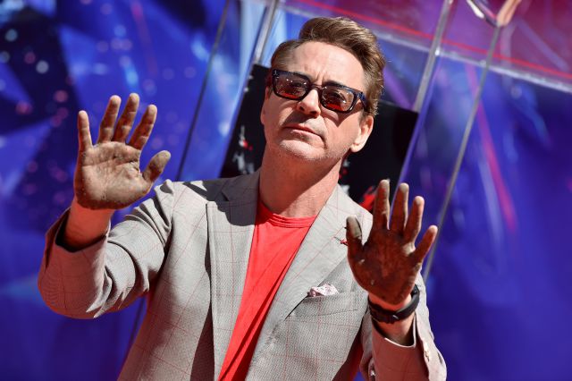 Robert Downey Jr sabe cómo alegrarnos con sus movimientos ¿sexys? Robert Downey Jr sabe cómo alegrarnos con sus movimientos ¿sexys?