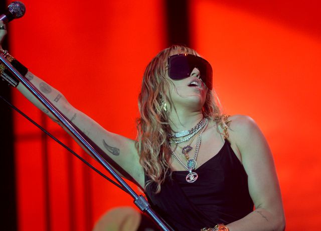 La prensa internacional habla del ‘ataque’ que sufrió Miley Cyrus en Barcelona por parte de un fan La prensa internacional habla del ‘ataque’ que sufrió Miley Cyrus en Barcelona por parte de un fan
