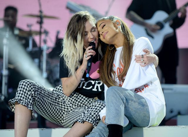 Ariana Grande se suelta el pelo (literalmente) para recomendar la serie de Miley Cyrus Ariana Grande se suelta el pelo (literalmente) para recomendar la serie de Miley Cyrus