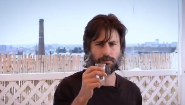 ¿Qué hace Hugo Silva dándole al vodka? ¿Qué hace Hugo Silva dándole al vodka?
