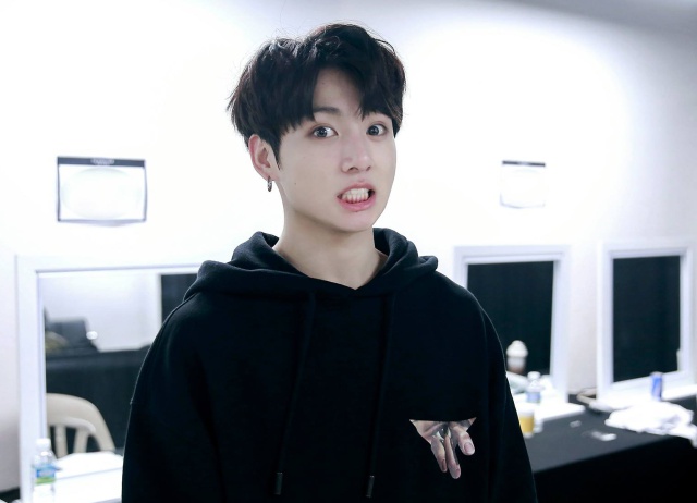 Jungkook (BTS) bebe vino en directo y lo agota en todo el mundo Jungkook (BTS) bebe vino en directo y lo agota en todo el mundo