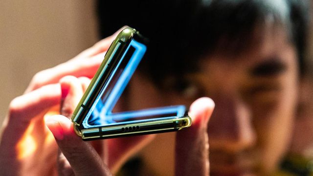 El Galaxy Fold podría llegar muy pronto. Consigue certificación FCC. El Galaxy Fold podría llegar muy pronto. Consigue certificación FCC.