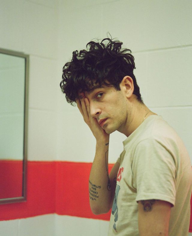 El grupo The 1975 desafía la ley de Emiratos Árabes con un beso LGTBI El grupo The 1975 desafía la ley de Emiratos Árabes con un beso LGTBI