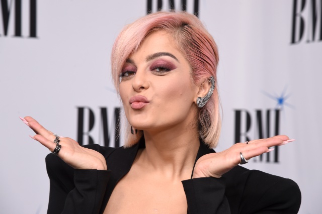 Así reaccionó Bebe Rexha a la inesperada actuación de un seguidor Así reaccionó Bebe Rexha a la inesperada actuación de un seguidor