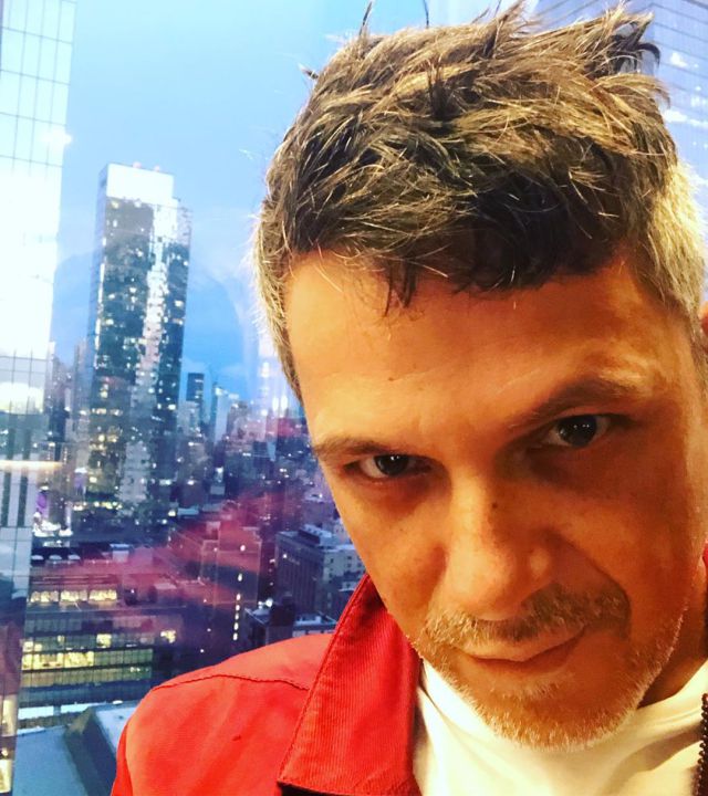 Alejandro Sanz le manda un regalo a Tony Aguilar lleno de nostalgia Alejandro Sanz le manda un regalo a Tony Aguilar lleno de nostalgia