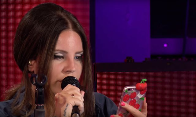 Lana del Rey, más hipnótica y arriesgada que nunca cantando un tema de Ariana Grande Lana del Rey, más hipnótica y arriesgada que nunca cantando un tema de Ariana Grande