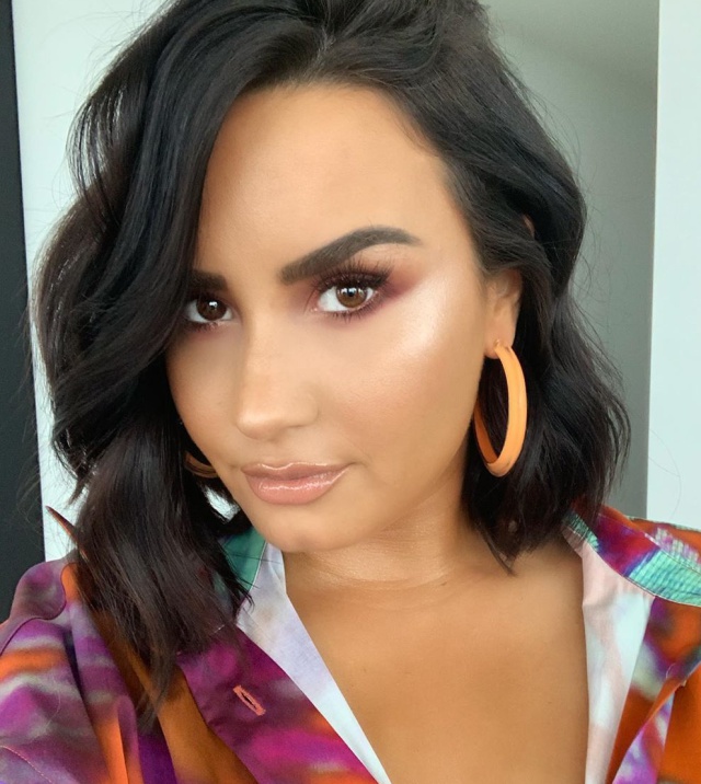Demi Lovato presume de nuevo look con un color neón Demi Lovato presume de nuevo look con un color neón