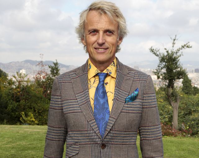 Jesús Calleja vuelve a sus orígenes de peluquero y prueba con Lorenzo Caprile Jesús Calleja vuelve a sus orígenes de peluquero y prueba con Lorenzo Caprile