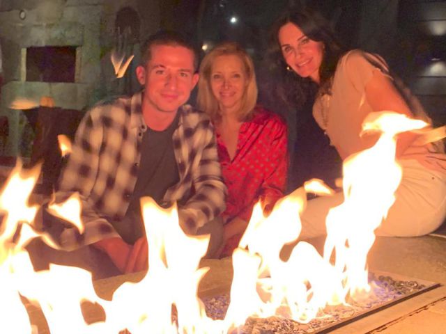 Courtney Cox y Lisa Kudrow celebran el 25 aniversario de ‘Friends’ junto a Charlie Puth Courtney Cox y Lisa Kudrow celebran el 25 aniversario de ‘Friends’ junto a Charlie Puth