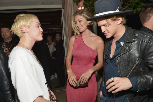 Tras su doble ruptura, Miley Cyrus se refugia en otro cantante Tras su doble ruptura, Miley Cyrus se refugia en otro cantante