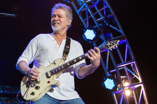 El guitarrista Eddie Van Halen tiene cáncer de garganta El guitarrista Eddie Van Halen tiene cáncer de garganta