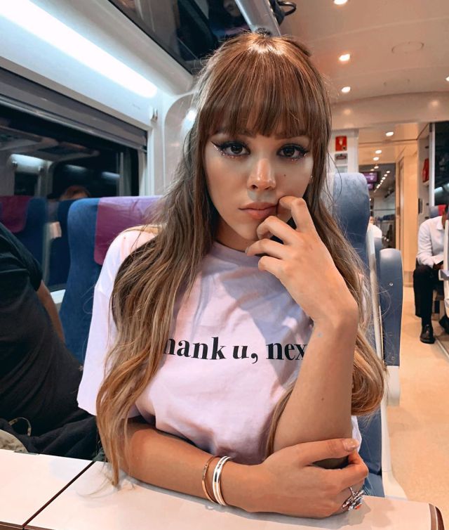 Danna Paola tiene un accidente con la rama de un árbol Danna Paola tiene un accidente con la rama de un árbol
