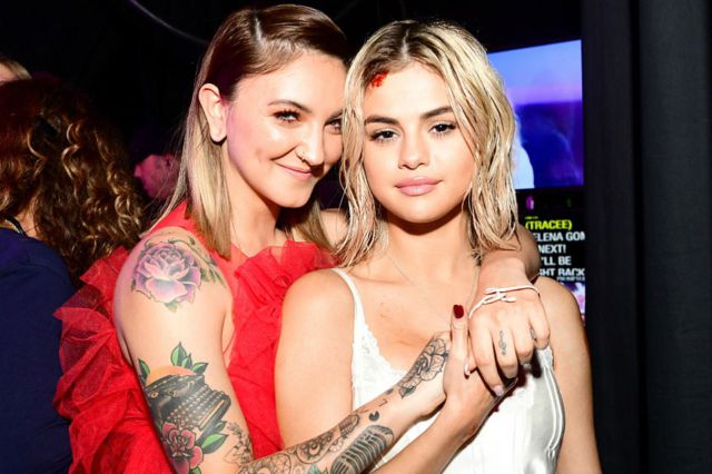 La actuación de Selena Gomez y Julia Michaels en directo que ha acabado en beso La actuación de Selena Gomez y Julia Michaels en directo que ha acabado en beso