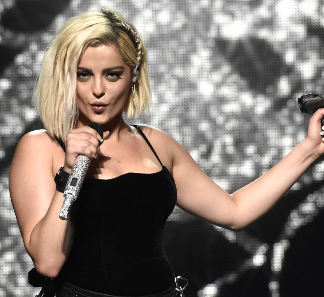 Bebe Rexha tiene un mensajito para los que piden que sonría más Bebe Rexha tiene un mensajito para los que piden que sonría más