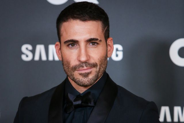 Miguel Ángel Silvestre sorprendido por Amaia Salamanca y Paula Echevarría, dos de sus actrices fetiche Miguel Ángel Silvestre sorprendido por Amaia Salamanca y Paula Echevarría, dos de sus actrices fetiche