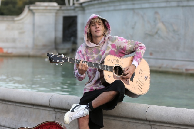 Justin Bieber sorprende con un nuevo cambio de look rosa Justin Bieber sorprende con un nuevo cambio de look rosa