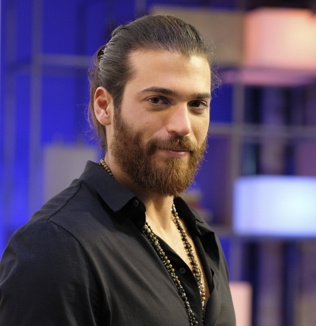 Can Yaman sorprende a una fan de 75 años y le da un importante consejo Can Yaman sorprende a una fan de 75 años y le da un importante consejo