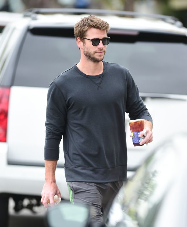 Liam Hemsworth presenta a una modelo a sus padres Liam Hemsworth presenta a una modelo a sus padres
