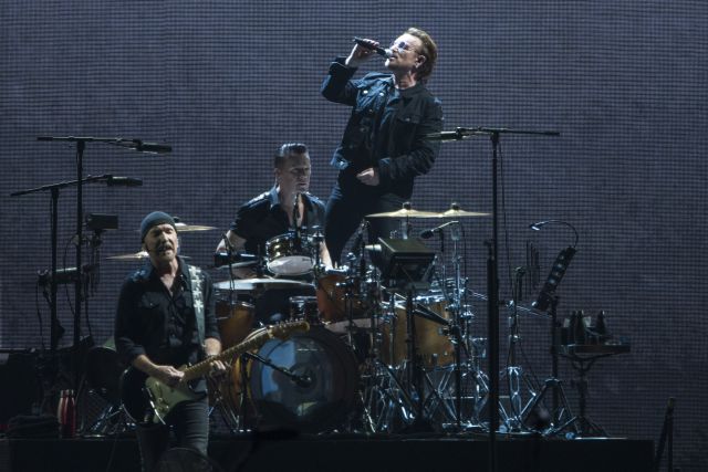 U2 toca en directo 'Ahimsa' con A. R. Rahman en su primer concierto en la India U2 toca en directo 'Ahimsa' con A. R. Rahman en su primer concierto en la India