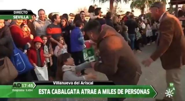 La hija de un reportero de Canal Sur le salva de ser atropellado en la Cabalgata de Reyes La hija de un reportero de Canal Sur le salva de ser atropellado en la Cabalgata de Reyes